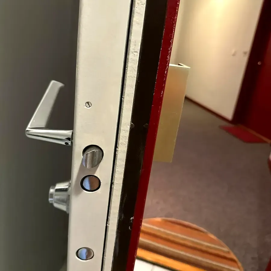 Serrure multipoints en applique sur le chant d’une porte, ouverture fine à Lyon